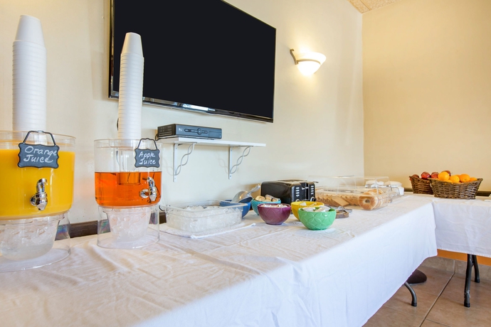 Imagen del bar/restaurante del Hotel La Quinta Inn and Suites By Wyndham Madera. Foto 4