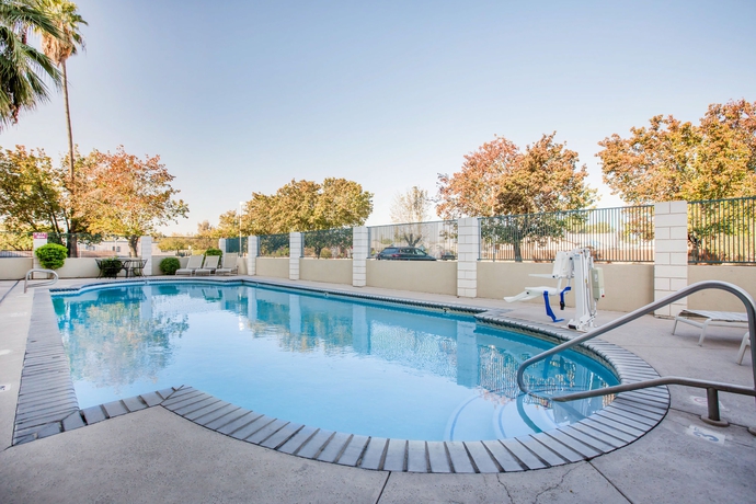 Imagen de la piscina del Hotel La Quinta Inn and Suites By Wyndham Madera. Foto 16