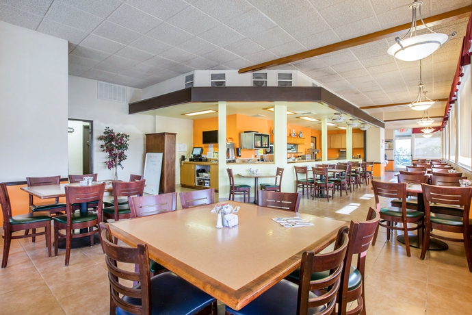 Imagen del bar/restaurante del Hotel La Quinta Inn and Suites By Wyndham Madera. Foto 5