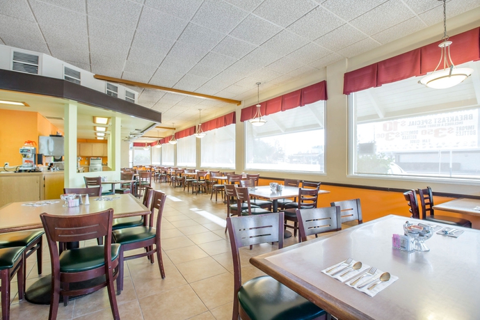 Imagen del bar/restaurante del Hotel La Quinta Inn and Suites By Wyndham Madera. Foto 7