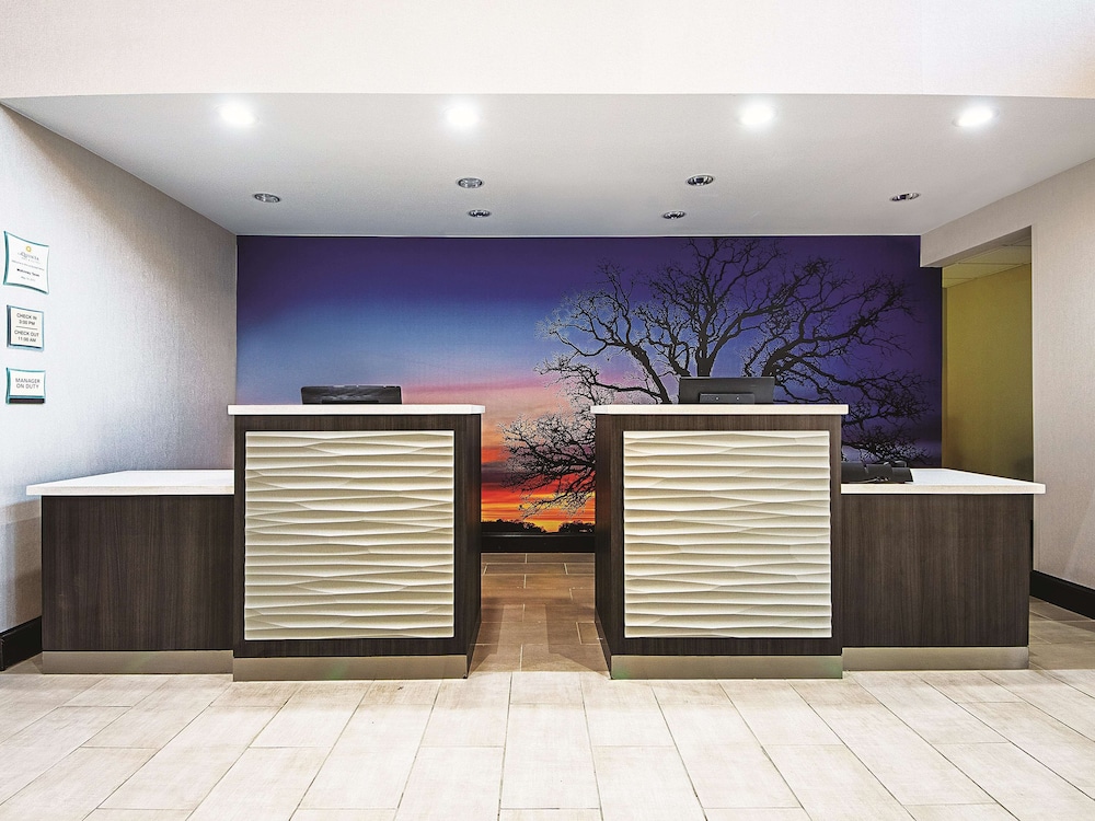 Imagen de los interiores del Hotel La Quinta Inn and Suites By Wyndham Mckinney. Foto 18