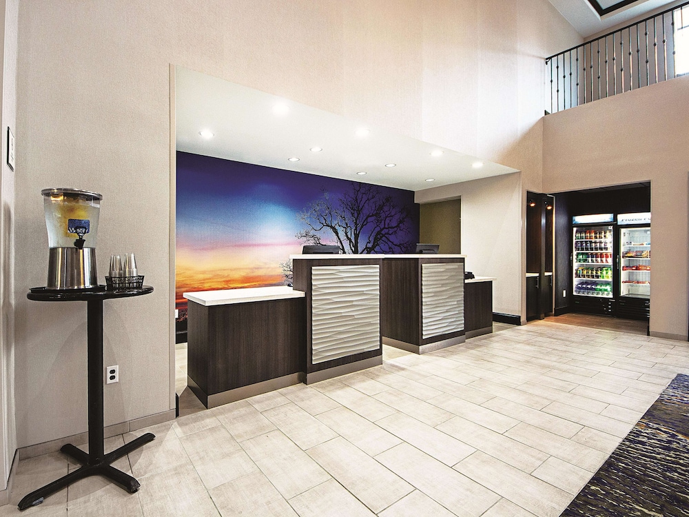 Imagen de los interiores del Hotel La Quinta Inn and Suites By Wyndham Mckinney. Foto 19