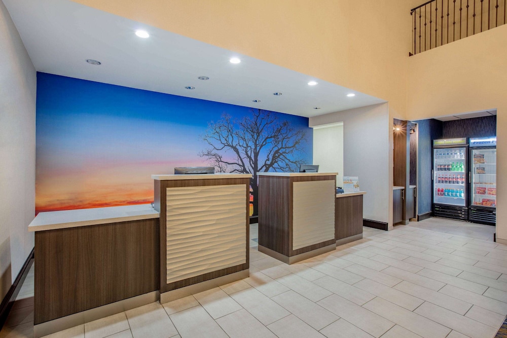Imagen de los interiores del Hotel La Quinta Inn and Suites By Wyndham Mckinney. Foto 20