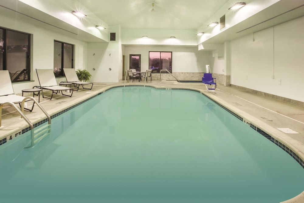 Imagen de la piscina del Hotel La Quinta Inn and Suites By Wyndham Mechanicsburg - Harrisburg. Foto 20