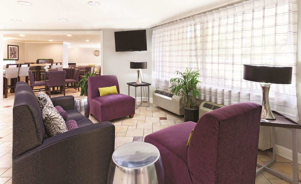 Imagen de los interiores del Hotel La Quinta Inn and Suites By Wyndham Miami Airport East. Foto 18