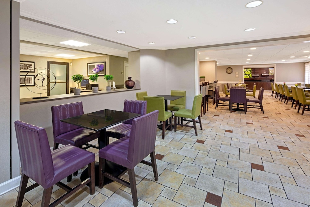 Imagen de los interiores del Hotel La Quinta Inn and Suites By Wyndham Miami Airport East. Foto 19