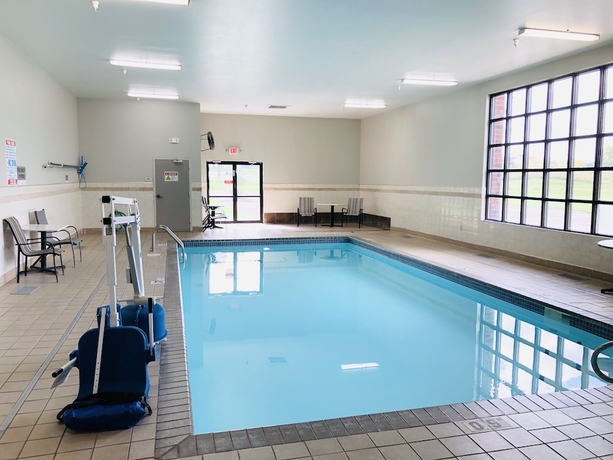 Imagen de la piscina del Hotel La Quinta Inn and Suites By Wyndham Minneapolis Northwest. Foto 19