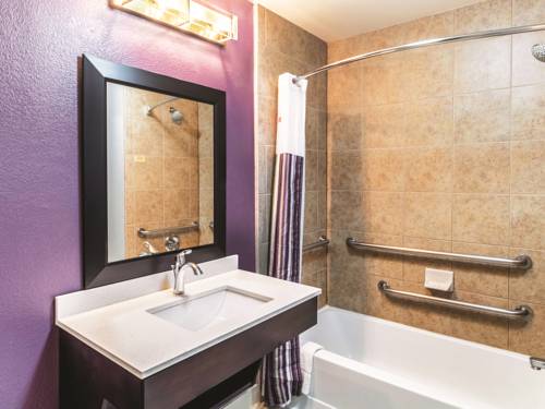 Imagen de la habitación del Hotel La Quinta Inn and Suites By Wyndham Mission At West Mcallen. Foto 6