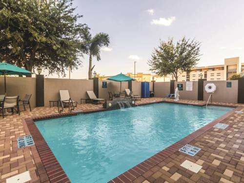 Imagen de la piscina del Hotel La Quinta Inn and Suites By Wyndham Mission At West Mcallen. Foto 16