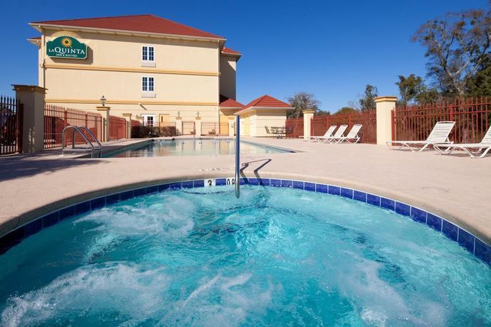 Imagen de la piscina del Hotel La Quinta Inn and Suites By Wyndham Mobile - Tillman's Corner. Foto 7