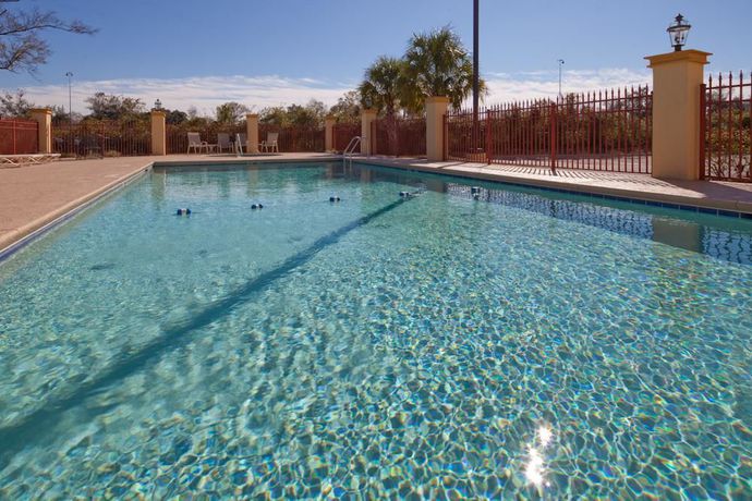 Imagen de la piscina del Hotel La Quinta Inn and Suites By Wyndham Mobile - Tillman's Corner. Foto 8