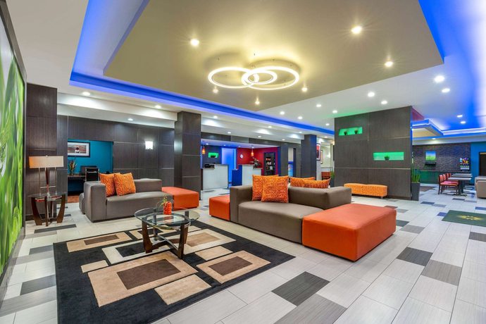 Imagen de los interiores del Hotel La Quinta Inn and Suites By Wyndham Muskogee. Foto 14