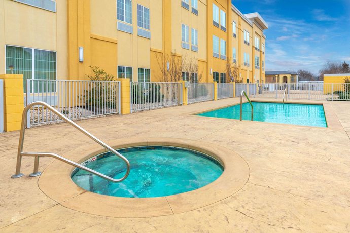 Imagen de la piscina del Hotel La Quinta Inn and Suites By Wyndham Muskogee. Foto 15