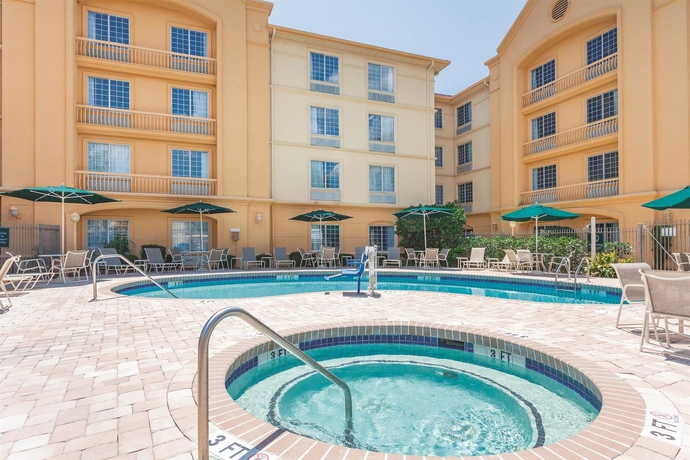 Imagen de la piscina del Hotel La Quinta Inn and Suites By Wyndham Myrtle Beach Broadway Area. Foto 16