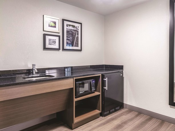 Imagen de la habitación del Hotel La Quinta Inn and Suites By Wyndham Myrtle Beach - N Kings Hwy. Foto 14