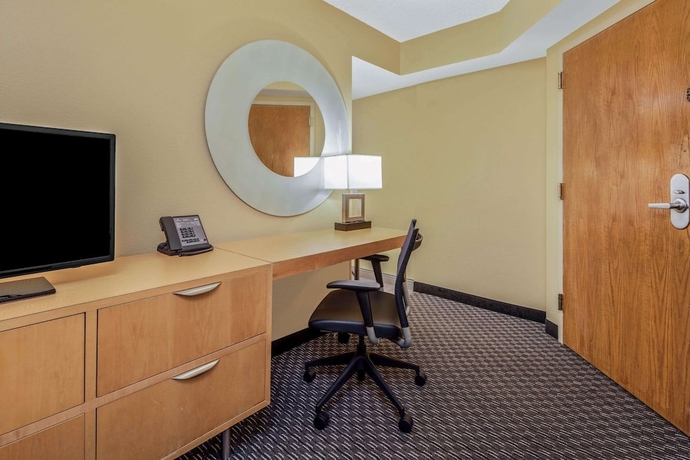 Imagen de la habitación del Hotel La Quinta Inn and Suites By Wyndham Naples Downtown. Foto 14