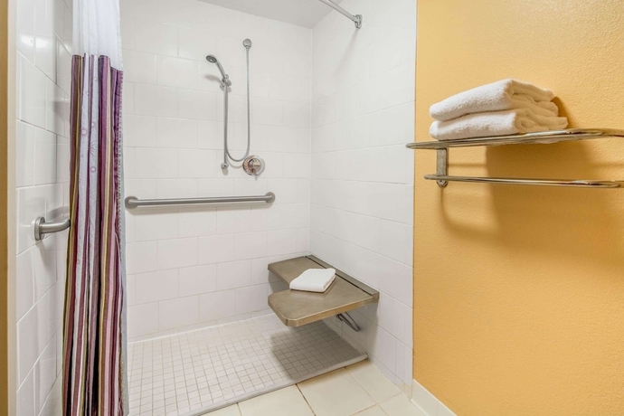 Imagen de la habitación del Hotel La Quinta Inn and Suites By Wyndham Naples Downtown. Foto 16