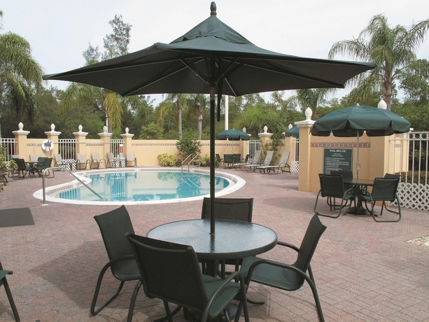 Imagen de la piscina del Hotel La Quinta Inn and Suites By Wyndham Naples Downtown. Foto 19