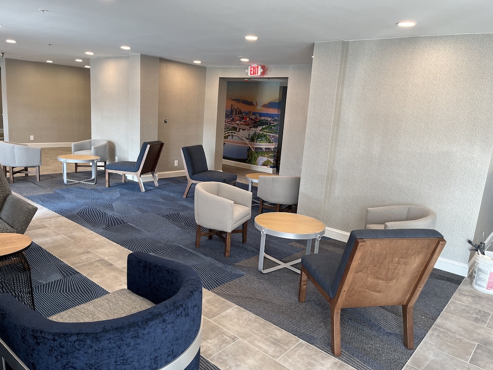 Imagen de los interiores del Hotel La Quinta Inn and Suites By Wyndham Nashville Airport. Foto 18