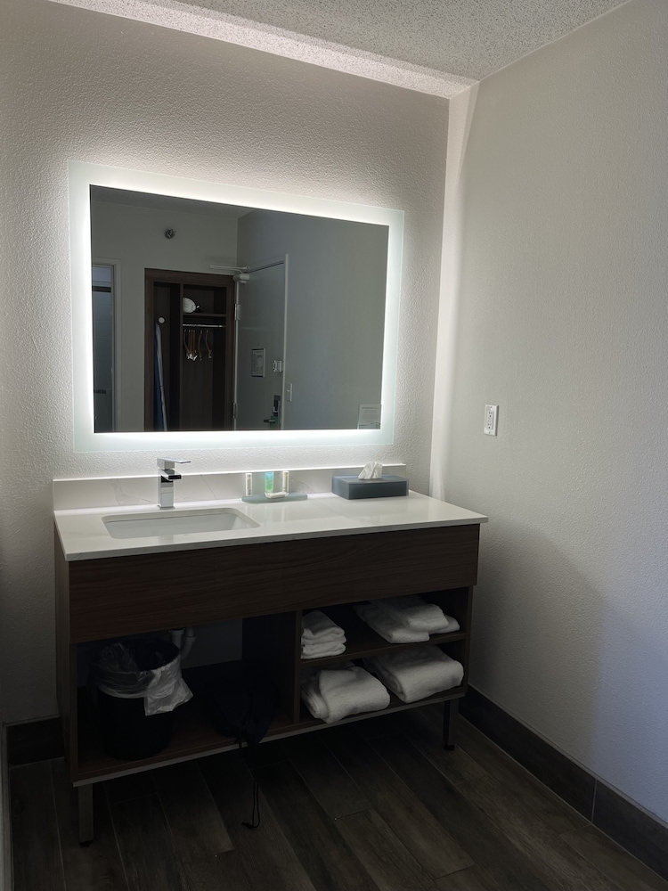 Imagen de la habitación del Hotel La Quinta Inn and Suites By Wyndham Nashville Airport. Foto 16