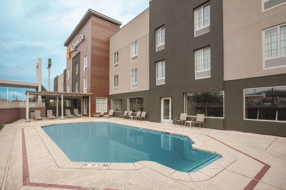 Imagen de la piscina del Hotel La Quinta Inn and Suites By Wyndham New Cumberland-harrisburg. Foto 20
