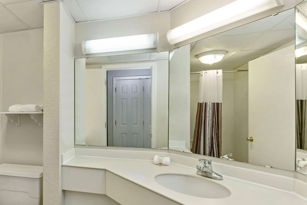 Imagen de la habitación del Hotel La Quinta Inn and Suites By Wyndham New Orleans Airport. Foto 14