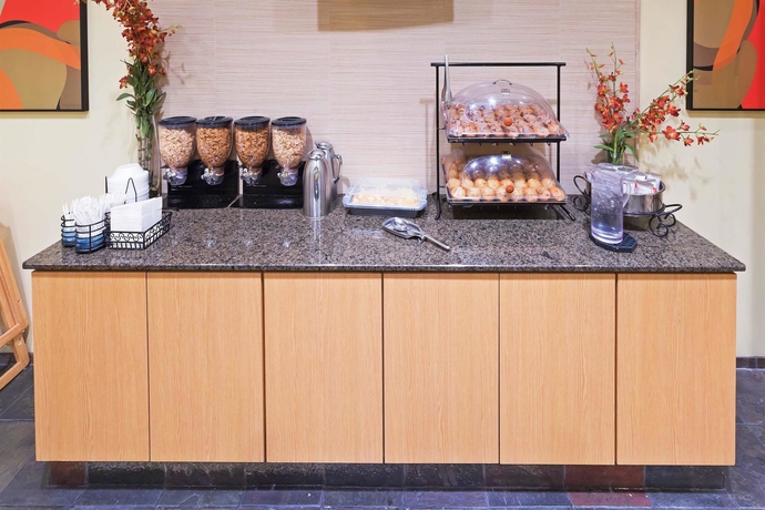 Imagen del bar/restaurante del Hotel La Quinta Inn and Suites By Wyndham New Orleans Downtown. Foto 4