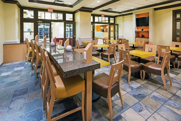 Imagen del bar/restaurante del Hotel La Quinta Inn and Suites By Wyndham New Orleans Downtown. Foto 5