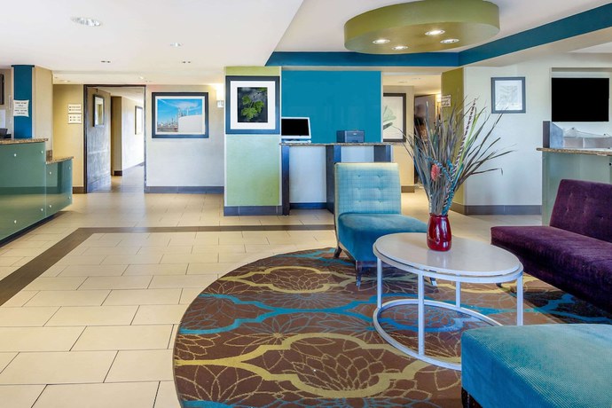 Imagen de los interiores del Hotel La Quinta Inn and Suites By Wyndham Oakland Airport Coliseum. Foto 15