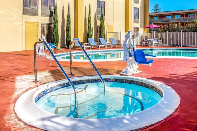 Imagen de la piscina del Hotel La Quinta Inn and Suites By Wyndham Oakland Airport Coliseum. Foto 19