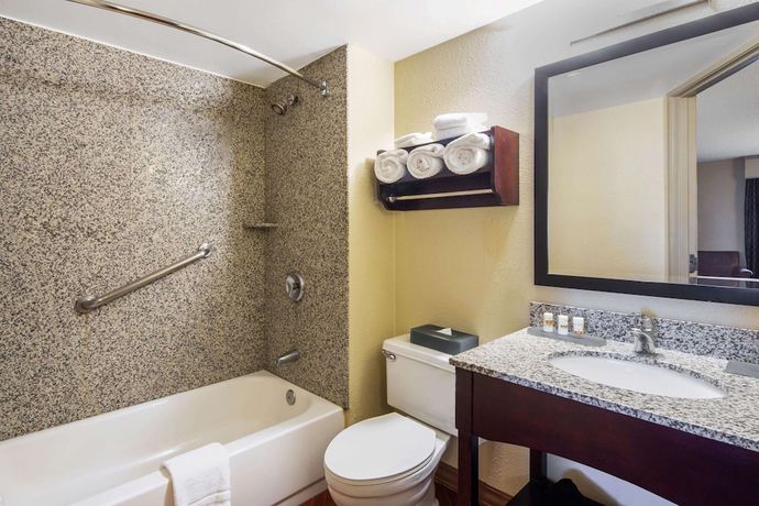 Imagen de la habitación del Hotel La Quinta Inn and Suites By Wyndham Oakland Airport Coliseum. Foto 5