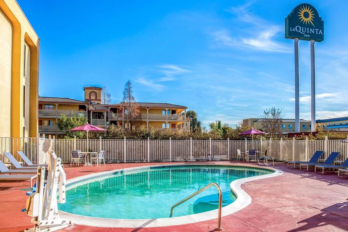 Imagen de la piscina del Hotel La Quinta Inn and Suites By Wyndham Oakland Airport Coliseum. Foto 20