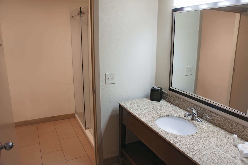 Imagen de la habitación del Hotel La Quinta Inn and Suites By Wyndham Oakland - Hayward. Foto 11