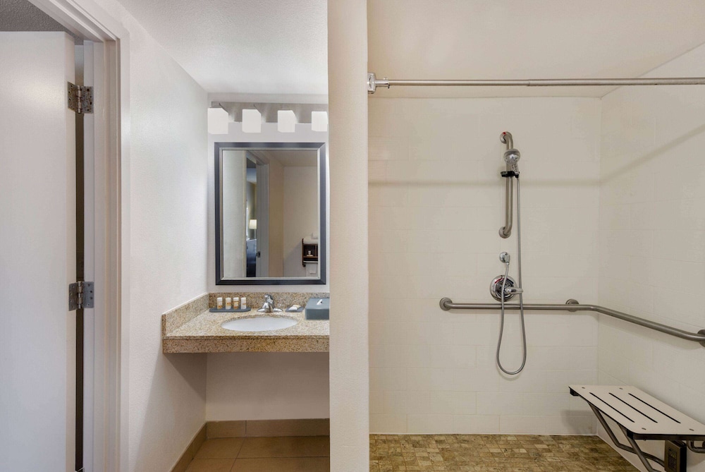 Imagen de la habitación del Hotel La Quinta Inn and Suites By Wyndham Oakland - Hayward. Foto 16