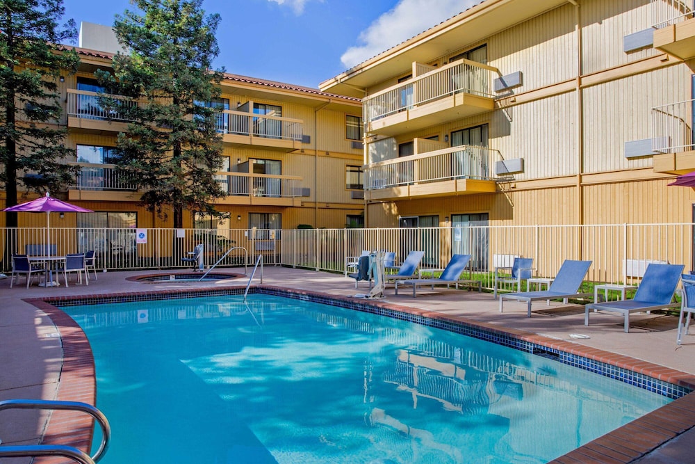 Imagen de la piscina del Hotel La Quinta Inn and Suites By Wyndham Oakland - Hayward. Foto 20