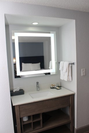 Imagen de la habitación del Hotel La Quinta Inn and Suites By Wyndham Oceanfront Daytona Beach. Foto 11