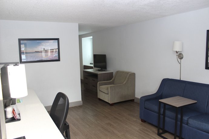 Imagen de la habitación del Hotel La Quinta Inn and Suites By Wyndham Oceanfront Daytona Beach. Foto 13