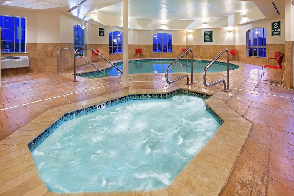 Imagen de la piscina del Hotel La Quinta Inn and Suites By Wyndham Okc North - Quail Springs. Foto 9