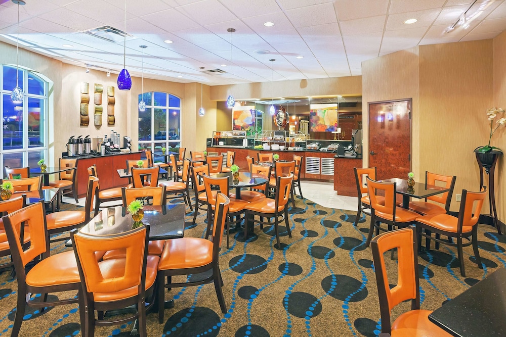 Imagen del bar/restaurante del Hotel La Quinta Inn and Suites By Wyndham Okc North - Quail Springs. Foto 4