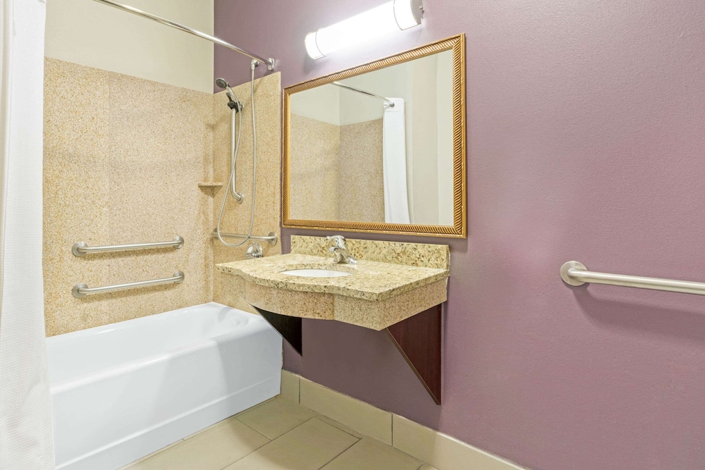 Imagen de la habitación del Hotel La Quinta Inn and Suites By Wyndham Oklahoma City -yukon. Foto 10