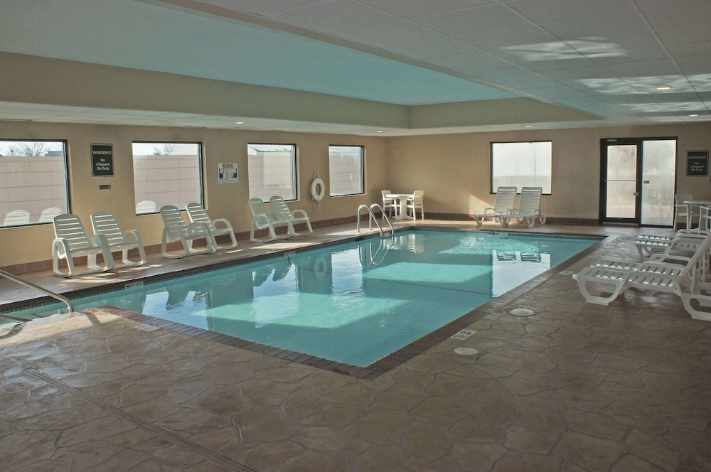 Imagen de la piscina del Hotel La Quinta Inn and Suites By Wyndham Omaha Airport Downtown. Foto 12