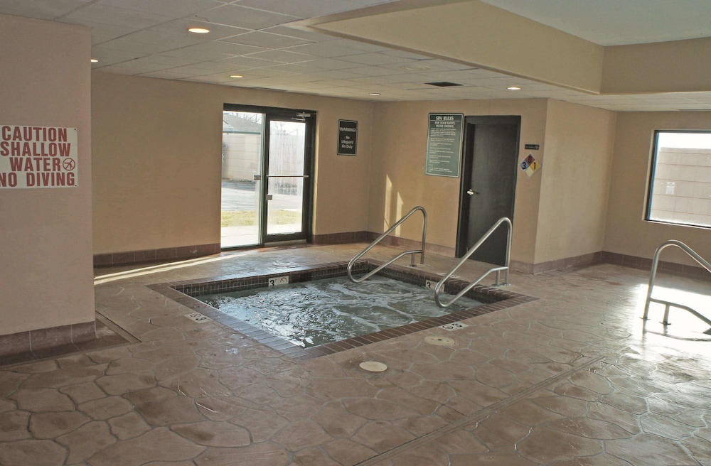 Imagen de la piscina del Hotel La Quinta Inn and Suites By Wyndham Omaha Airport Downtown. Foto 13