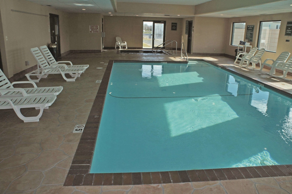 Imagen de la piscina del Hotel La Quinta Inn and Suites By Wyndham Omaha Airport Downtown. Foto 14