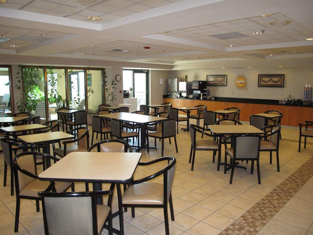 Imagen de los interiores del Hotel La Quinta Inn and Suites By Wyndham Omaha Airport Downtown. Foto 9