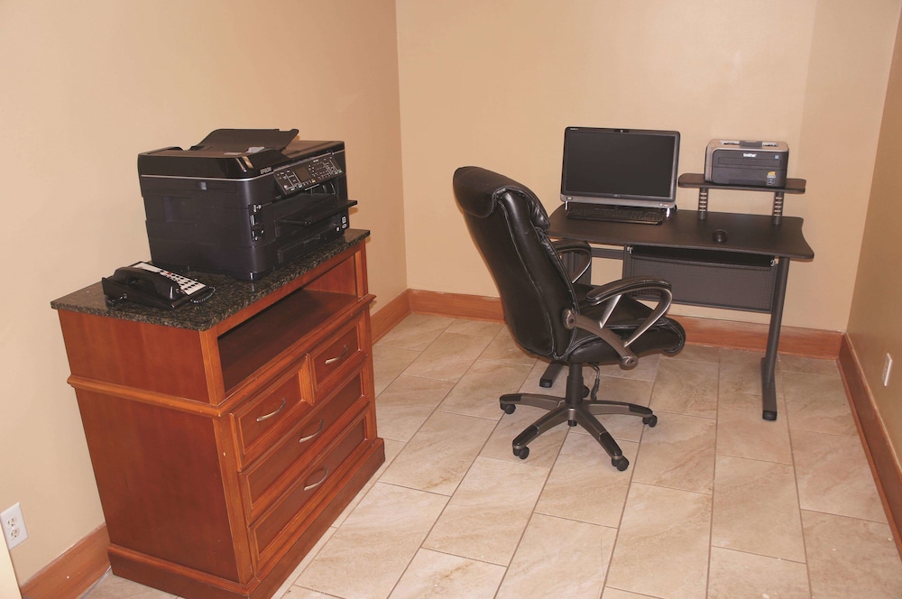 Imagen de los interiores del Hotel La Quinta Inn and Suites By Wyndham Omaha Airport Downtown. Foto 11