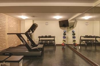 Imagen de los interiores del Hotel La Quinta Inn and Suites By Wyndham Oshawa. Foto 9