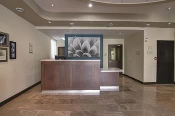 Imagen de los interiores del Hotel La Quinta Inn and Suites By Wyndham Oshawa. Foto 11
