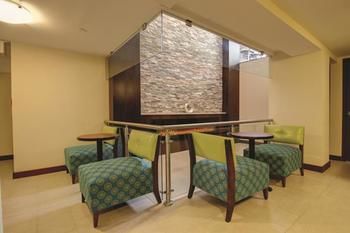 Imagen de los interiores del Hotel La Quinta Inn and Suites By Wyndham Oshawa. Foto 12