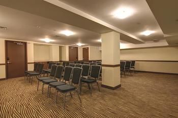 Imagen de los interiores del Hotel La Quinta Inn and Suites By Wyndham Oshawa. Foto 15