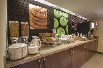 Imagen del bar/restaurante del Hotel La Quinta Inn and Suites By Wyndham Oshawa. Foto 2